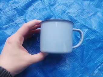 Smaltovaný světle modrý hrnek, průměr 8 cm - 1