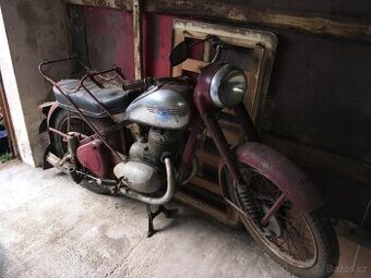 Prodám Jawa 250 pérák, rok výroby 1950, k renovaci.