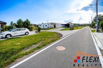 Prodej stavebního, zasíťovaného pozemku o výměře 1403 m² v l