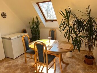 Rozkládací jídelní stůl + 4 židle (4+1), pevný a pěkný stav