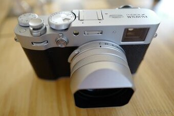 Prodám stříbrný Fujifilm X100VI, jako nový, luxusní přísluš