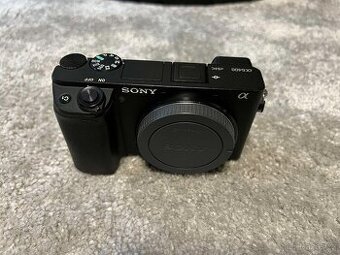 Sony A6400 tělo - málo používané (8184 shutter count)