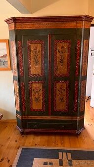Starožitná malovaná velká skříň 199x133x49
