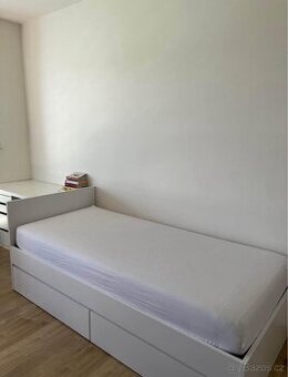 Postel s matrací a roštem