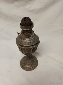 Stará petrolejová lampa bez cylindru