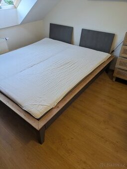 Postel z masivu - IKEA NORNAS