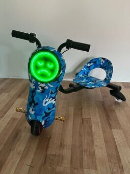 Elektrická dětská tříkolka – driftovací, modrý maskáč