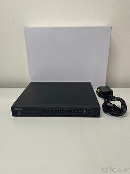 32 kanálový hybridní rekordér HIKVISION