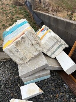 Zbytky polystyrenu ze stavby