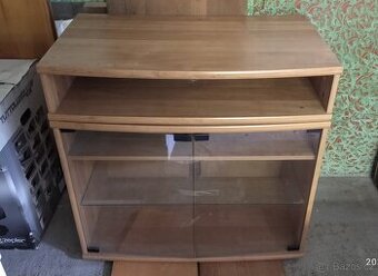 Dřevěná prosklená skříňka pod televizi