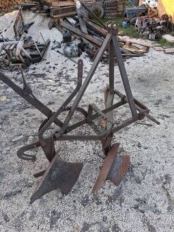 Dvouradliční pluh za trakturek