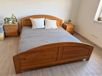 Ložnice z  masivu (postel, 2 noční stolky, komoda)