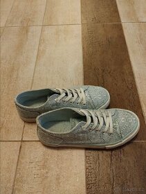 Dívčí tenisky vel.34,moc pěkné