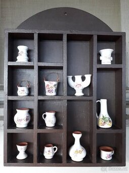 Prodám porcelánové miniatury v dřevěné poličce.