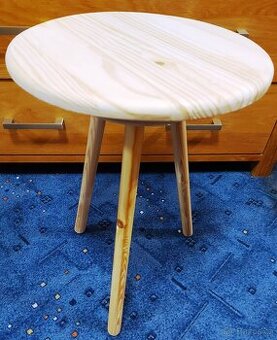 Květinový stolek na trojnožce.,.,