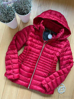 Sytě červená prošívaná lehká péřová funkční bunda Geox 38