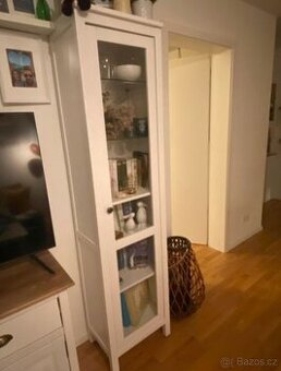 HEMNES VITRÍNA MOŘIDLO... - 1