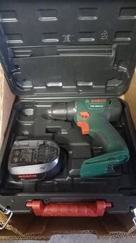 Aku vrtačka Bosch 18V s 3 náhradní baterii nova