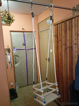 Dřevěná houpačka pro děti