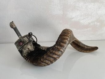 Velká stará prachovnice z beraního rohu