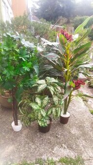 Prodám umělé 2ks květiny na dekoraci a přidám malou květinu