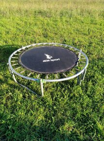 trampolína, dřevěné truhly