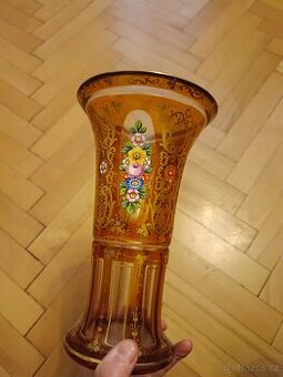 Vaza z jantaroveho skla