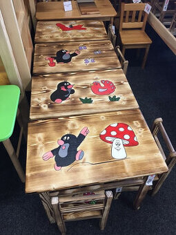 Barevný dětský stoleček