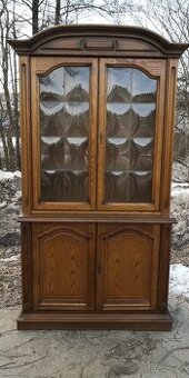 Masivní rustikální vitrína