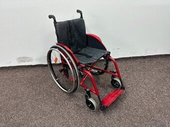Odlehčený invalidní vozík červený s blatníky, šíře 43