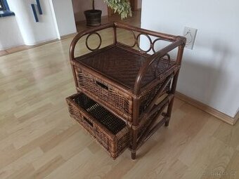 Dětská dřevěná židlička se zásuvkami