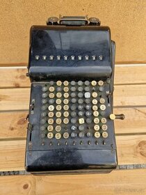 stará mechanická kalkulačka