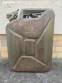 Plechový kanystr na benzin 20 l z roku 1966