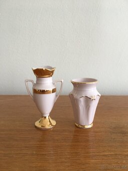 RÚŽOVÝ PORCELÁN - DVĚ VÁZIČKY ZLACENÉ