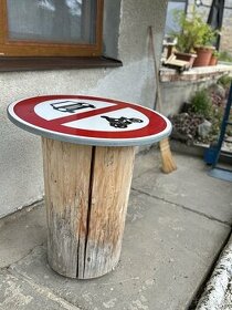 Stůl z dopravní značky zákaz vjezdu všem motorovým vozidlům