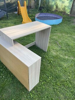 Rohový psací stůl do pokoje nebo pracovny