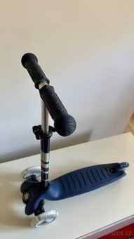 Dětská koloběžka-trojkoloběžka s LED kolečky