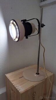 Retro hezká kovová funkční stolní lampa