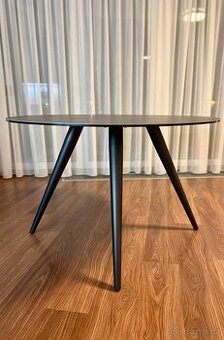 moderní jídelní stůl