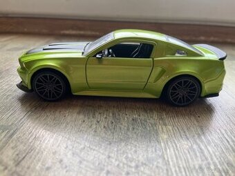 Model 1:24 Ford Mustang GT - MAISTO