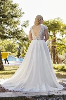 ✨ Svatební šaty s krajkovým živůtkem a jemnou sukní ✨