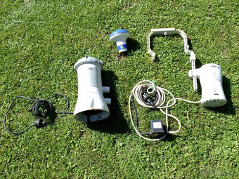 K bazénu 2 x čerpadlo, plovák, vstup a výstup pro čerpadlo