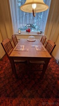 Jídelní stůl se čtyřmi židlemi dřevo