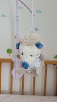 Kolotoč nad postýlku Tiamo ježečci, strojek na baterky