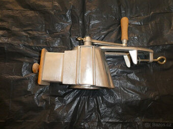 Ruční mlýnek na strouhání