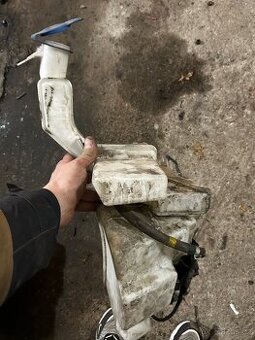 Nádobka ostřikovačů passat b6