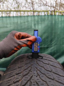 Prodám 2x Zimní pneumatika Nokian 205/60 R16