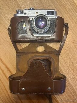 Klasický sovětský dálkoměrný fotoaparát na 35mm film ZORKI 4