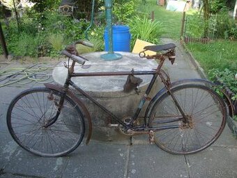 Starožitné historické jízdní kolo bicykl Herold rok 1942 na