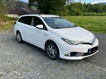 Toyota Auris 1.8i HYBRID, model 2019, naj.94xxx km